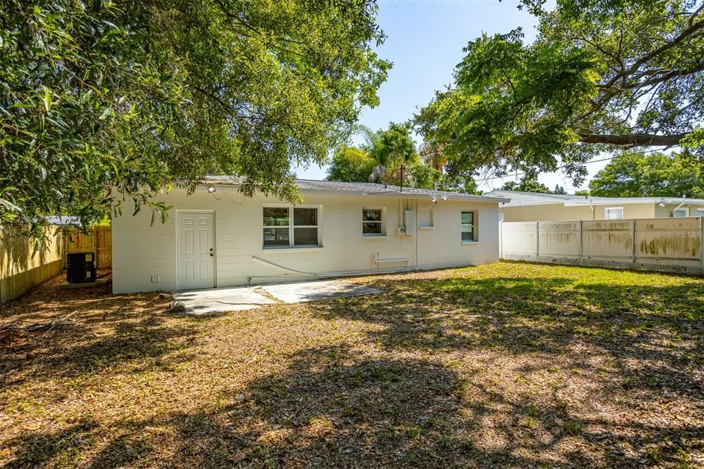 Active With Contract: $309,900 (2 beds, 1 baths, 825 Square Feet)