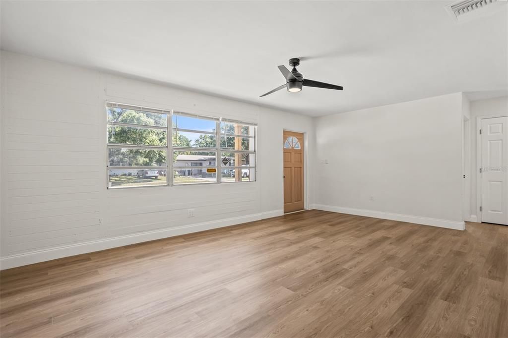 Active With Contract: $309,900 (2 beds, 1 baths, 825 Square Feet)