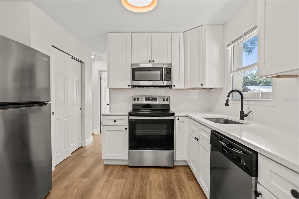 Active With Contract: $309,900 (2 beds, 1 baths, 825 Square Feet)