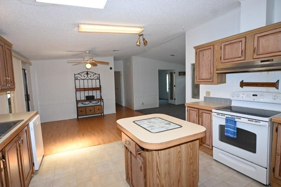 Active With Contract: $1,500 (2 beds, 2 baths, 1404 Square Feet)