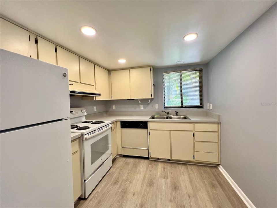 Active With Contract: $250,000 (2 beds, 2 baths, 1196 Square Feet)