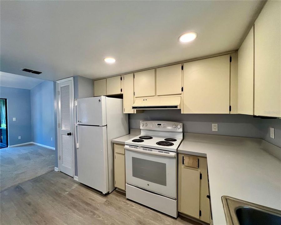 Active With Contract: $250,000 (2 beds, 2 baths, 1196 Square Feet)