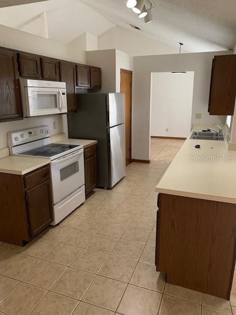 For Rent: $2,095 (3 beds, 2 baths, 1868 Square Feet)