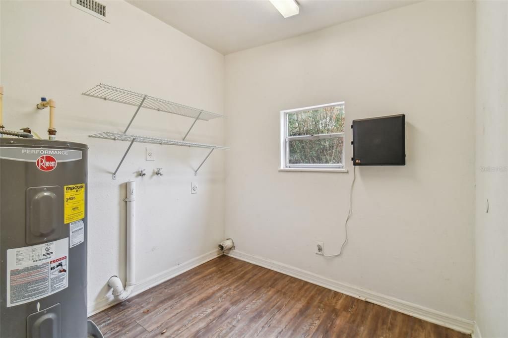 For Sale: $255,000 (3 beds, 1 baths, 1328 Square Feet)