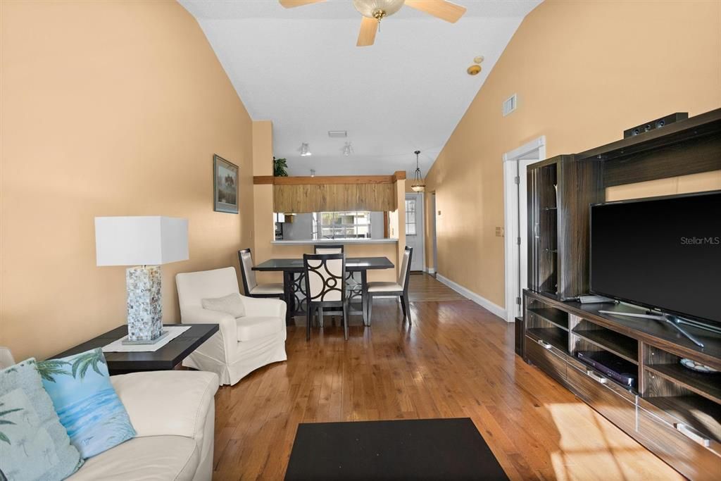 For Sale: $409,000 (2 beds, 2 baths, 920 Square Feet)