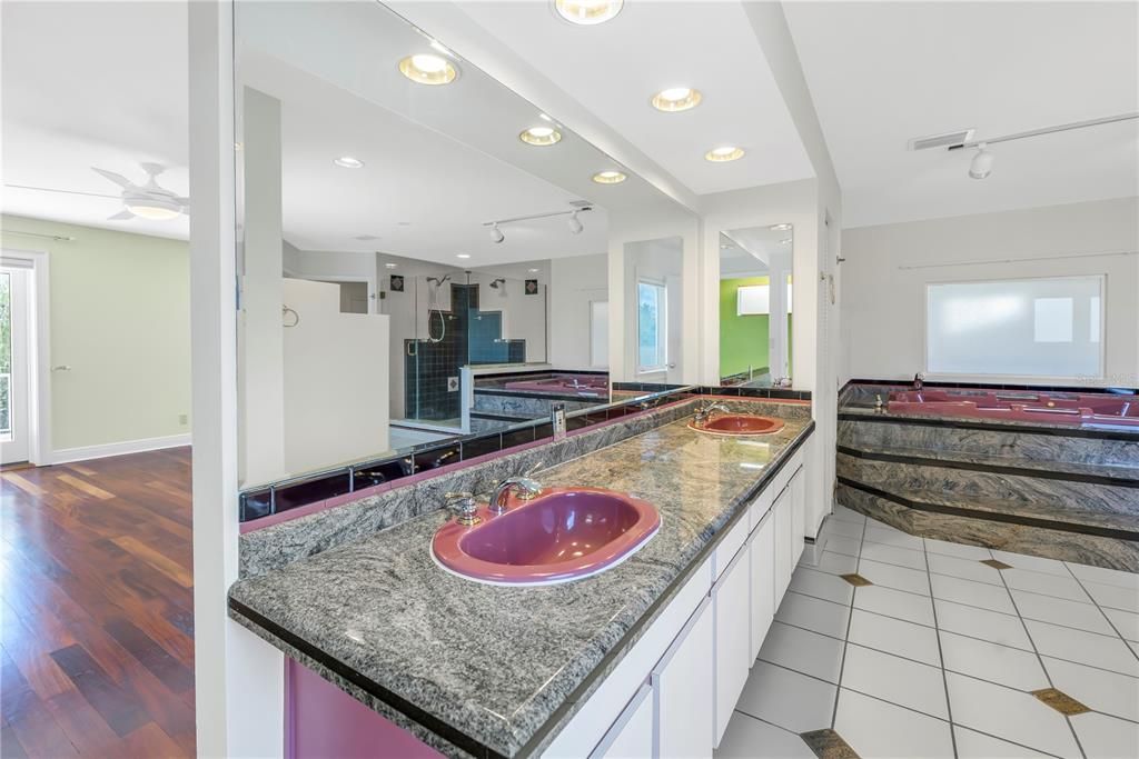 Double vanity in the main bath