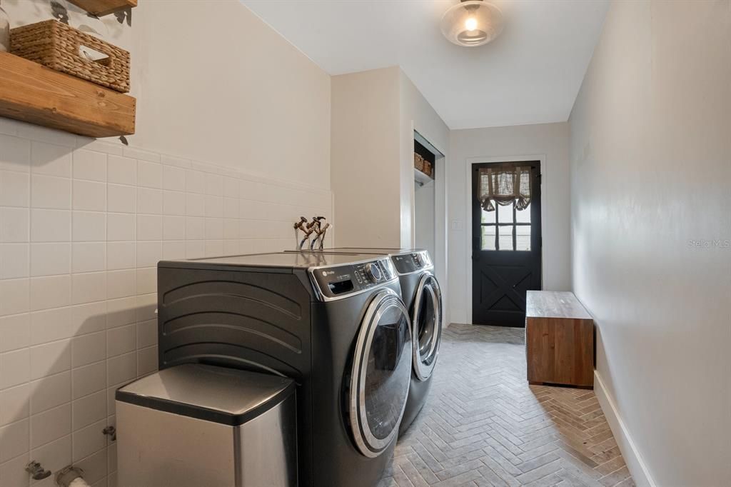 Active With Contract: $1,350,000 (3 beds, 2 baths, 2743 Square Feet)