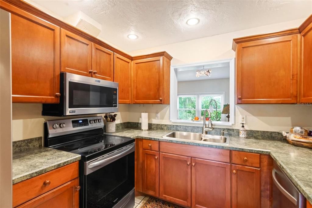 Active With Contract: $339,900 (3 beds, 2 baths, 1775 Square Feet)