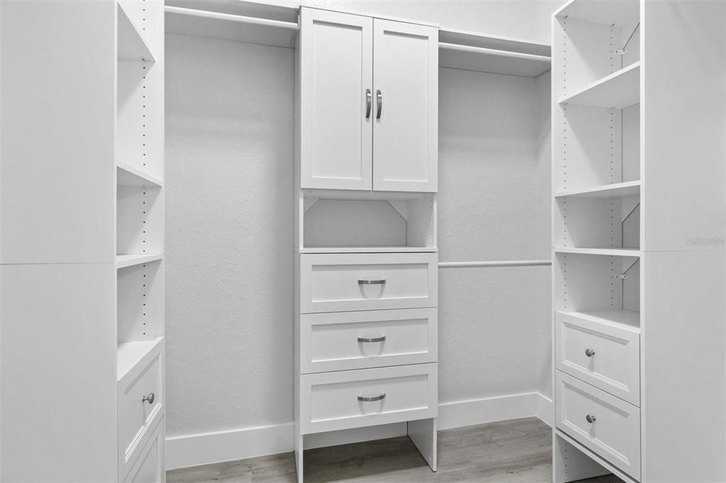 Master Bathroom w/double Vanities & even a Makeup Vanity