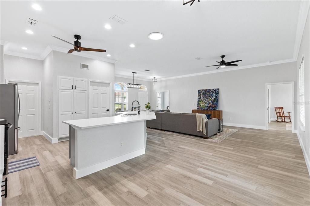 Tons of Cabinets in Kitchen w/pull out drawers in Lower Cabinets