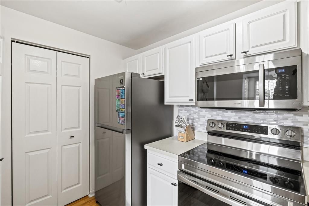 Active With Contract: $200,000 (1 beds, 1 baths, 1092 Square Feet)