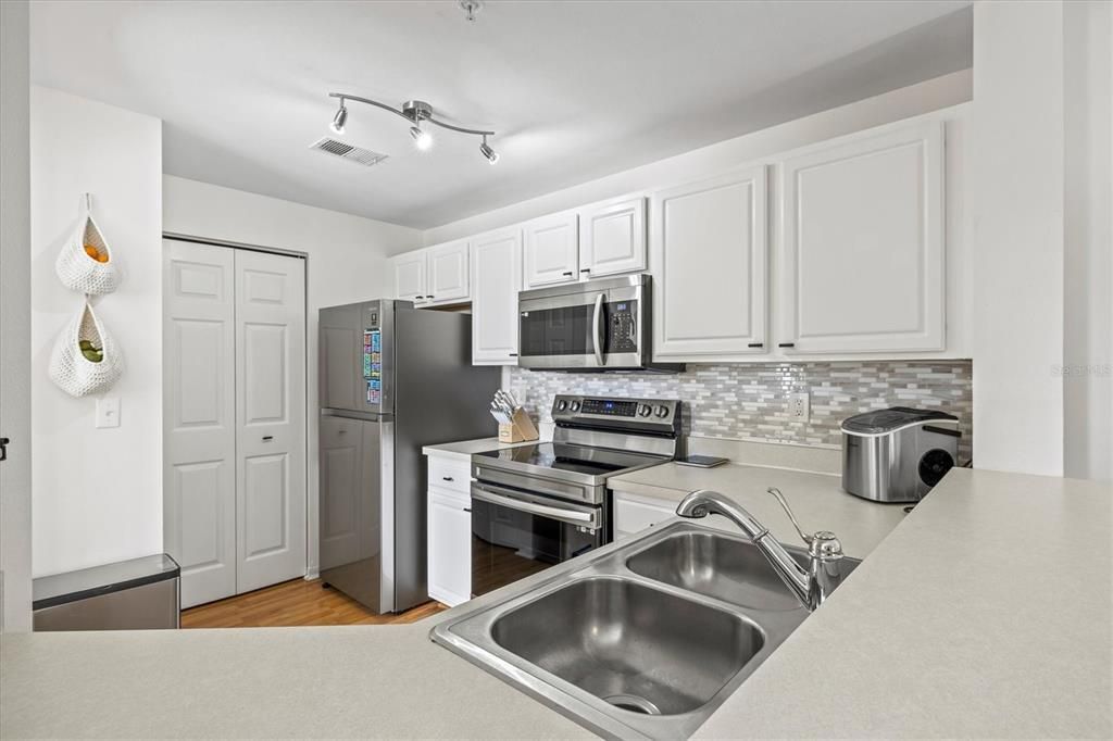 Active With Contract: $200,000 (1 beds, 1 baths, 1092 Square Feet)