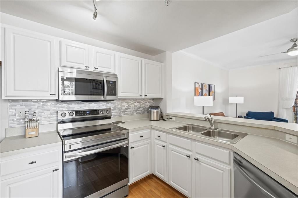 Active With Contract: $200,000 (1 beds, 1 baths, 1092 Square Feet)