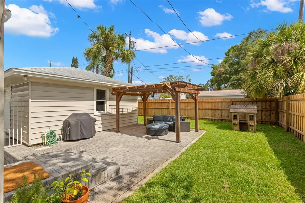 Active With Contract: $1,000,000 (3 beds, 2 baths, 1728 Square Feet)