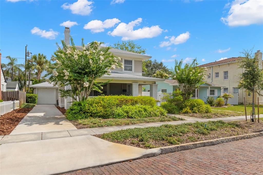 Active With Contract: $1,000,000 (3 beds, 2 baths, 1728 Square Feet)