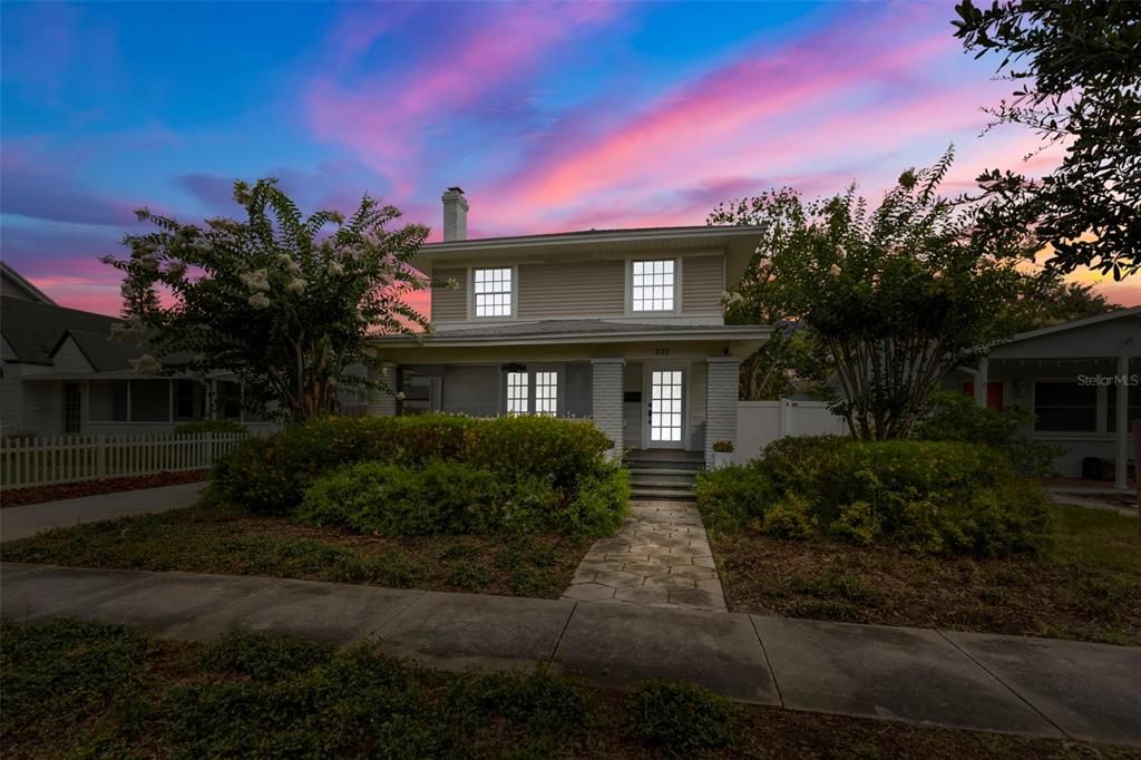 Active With Contract: $1,000,000 (3 beds, 2 baths, 1728 Square Feet)