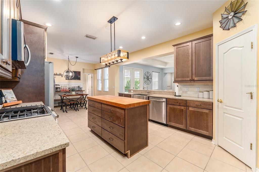 Remodeled Kitchen, Gas Range,Quartz countertops