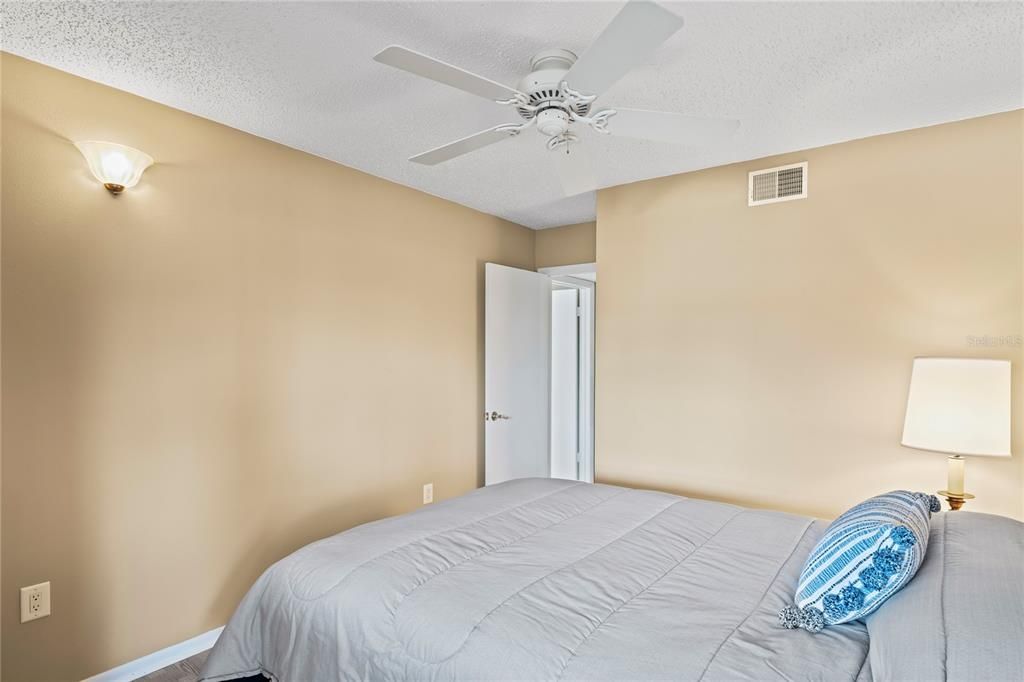 For Sale: $120,000 (2 beds, 2 baths, 1088 Square Feet)