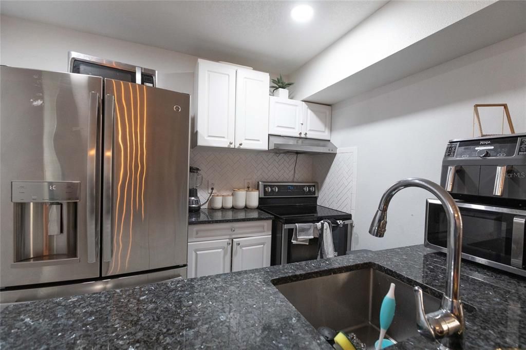 For Sale: $165,000 (2 beds, 2 baths, 851 Square Feet)