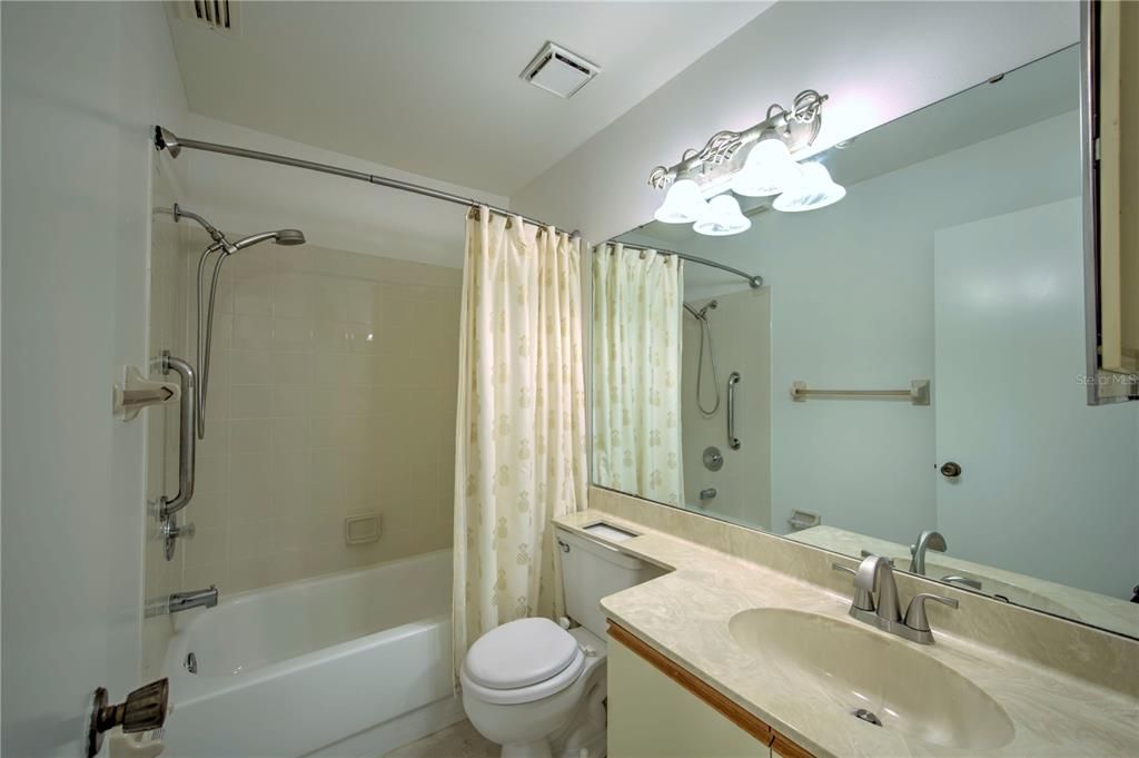 For Sale: $260,000 (2 beds, 2 baths, 1174 Square Feet)