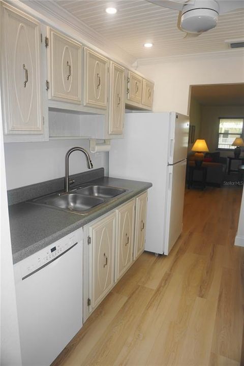 For Sale: $174,500 (2 beds, 1 baths, 1010 Square Feet)