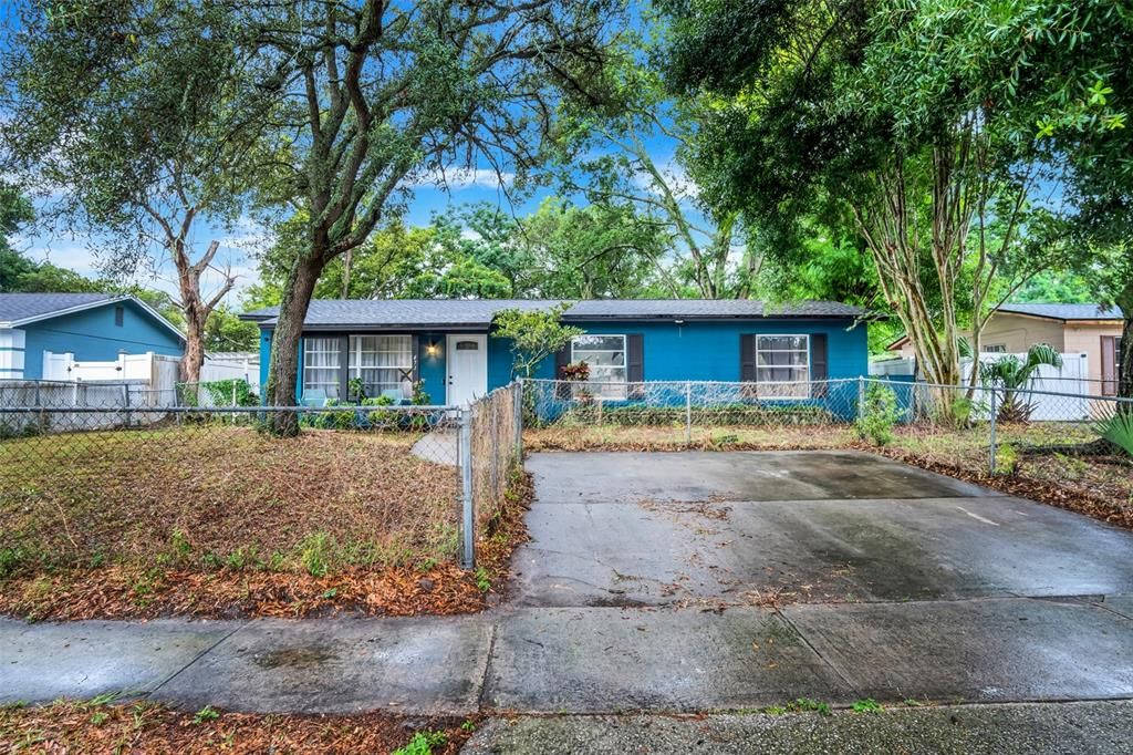 Fully Fenced in front yard!