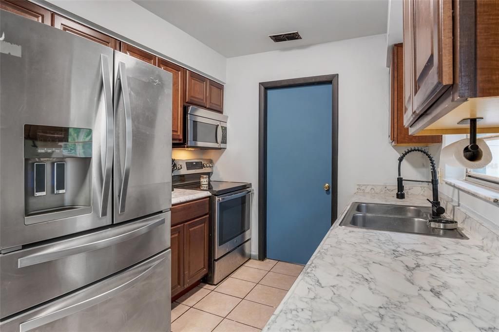 Active With Contract: $284,900 (3 beds, 1 baths, 1200 Square Feet)