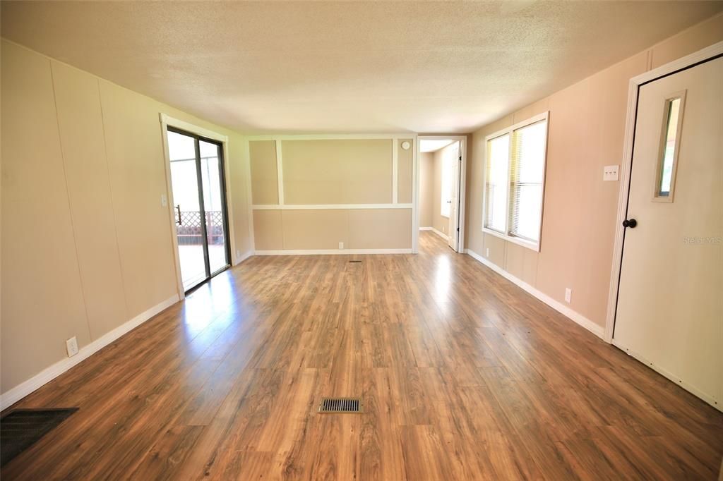 For Sale: $154,900 (2 beds, 1 baths, 840 Square Feet)