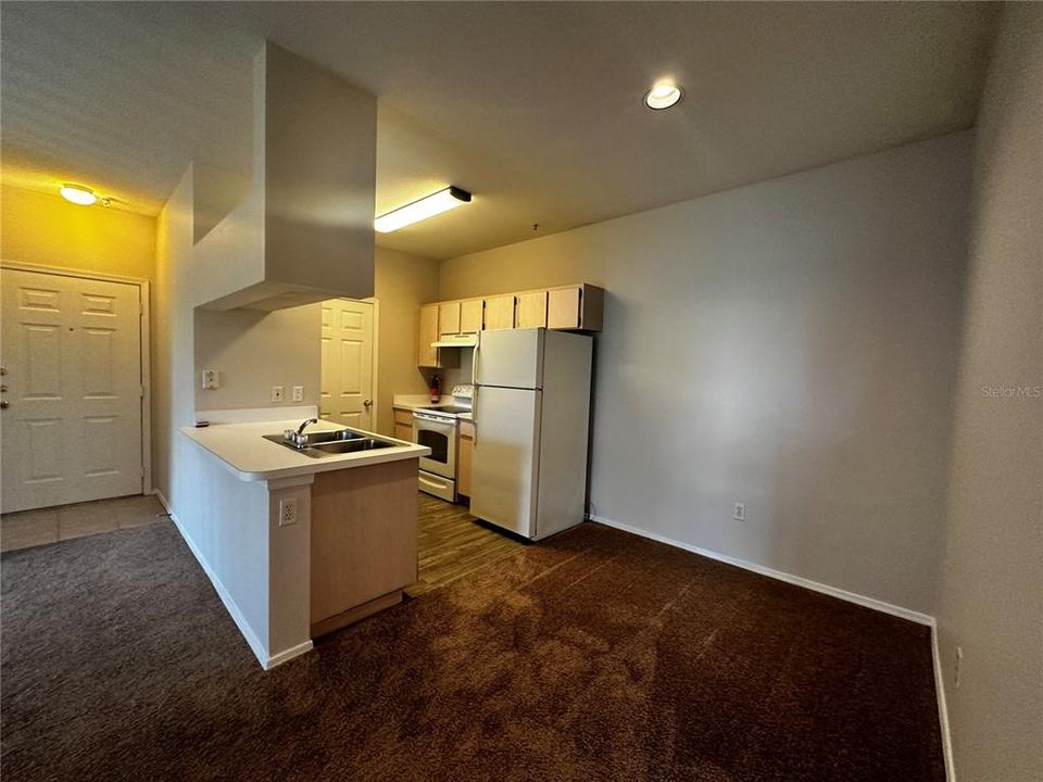 For Rent: $1,295 (1 beds, 1 baths, 730 Square Feet)