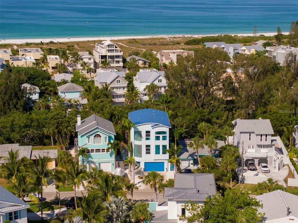 Great location just a short distance to cafes and shops in the nearby bustling Siesta Key village, and close to shopping, restaurants, hospitals and the many cultural activities in Downtown Sarasota