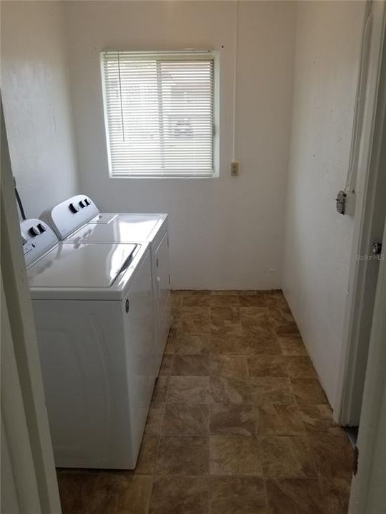 Recently Rented: $1,300 (2 beds, 1 baths, 932 Square Feet)