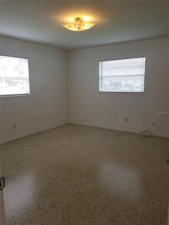 Recently Rented: $1,300 (2 beds, 1 baths, 932 Square Feet)
