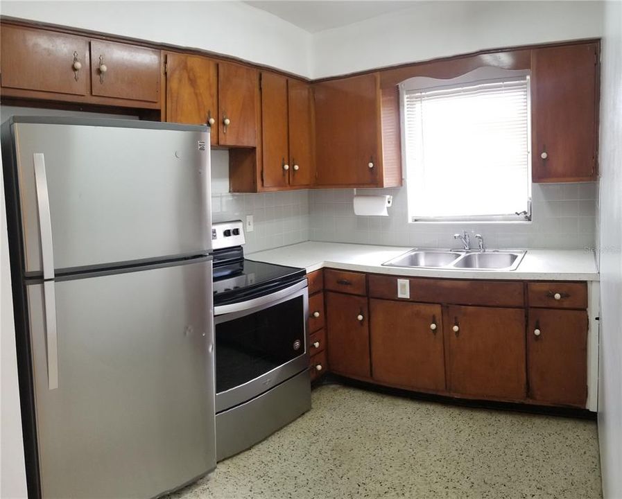 Recently Rented: $1,300 (2 beds, 1 baths, 932 Square Feet)