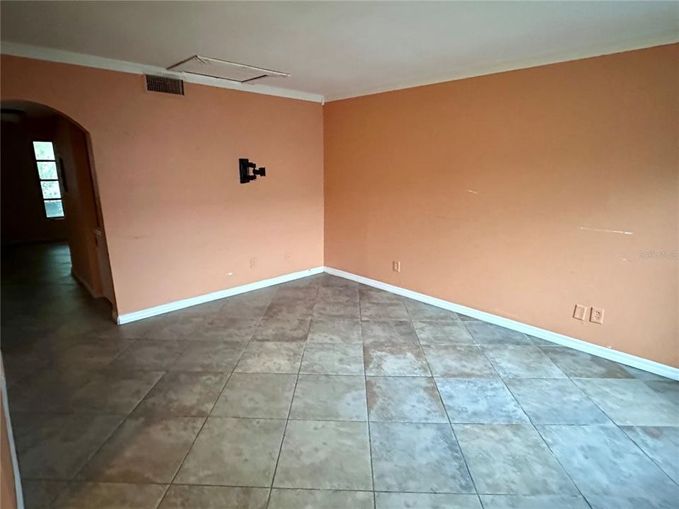 Active With Contract: $125,000 (2 beds, 1 baths, 936 Square Feet)