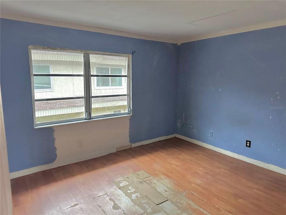 Active With Contract: $125,000 (2 beds, 1 baths, 936 Square Feet)