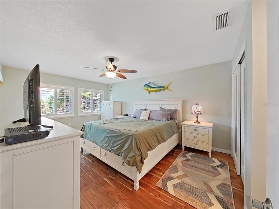 For Sale: $450,000 (2 beds, 2 baths, 1065 Square Feet)