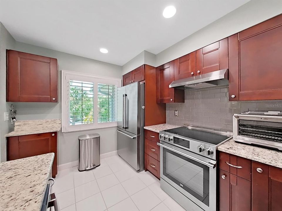 For Sale: $450,000 (2 beds, 2 baths, 1065 Square Feet)