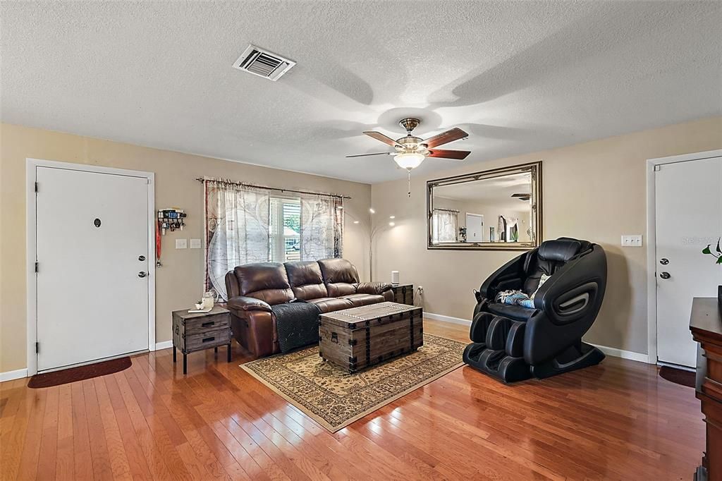 For Sale: $239,900 (2 beds, 1 baths, 1053 Square Feet)