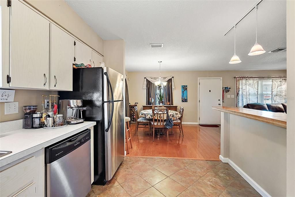 For Sale: $239,900 (2 beds, 1 baths, 1053 Square Feet)