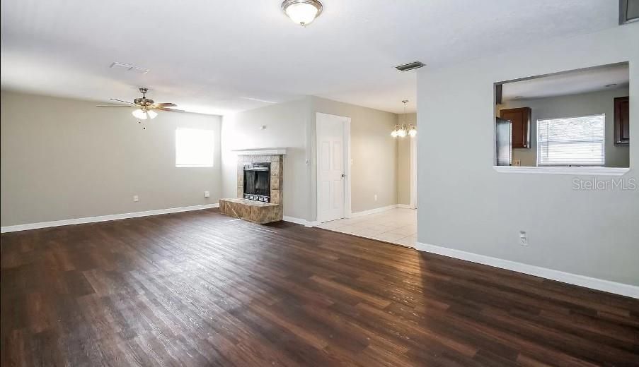 Active With Contract: $315,900 (3 beds, 2 baths, 1379 Square Feet)