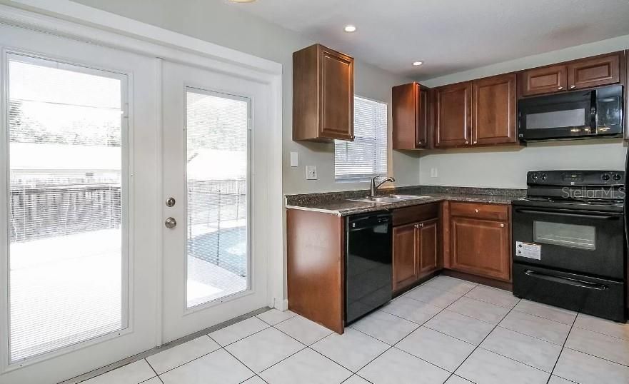 Active With Contract: $315,900 (3 beds, 2 baths, 1379 Square Feet)