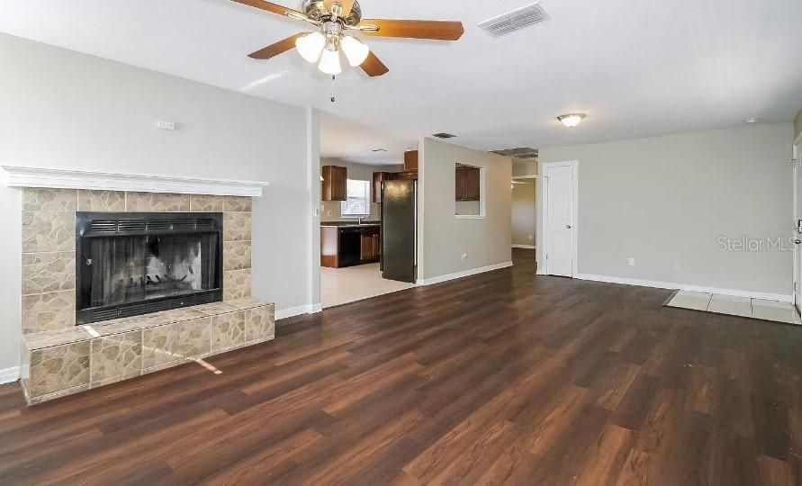 Active With Contract: $315,900 (3 beds, 2 baths, 1379 Square Feet)