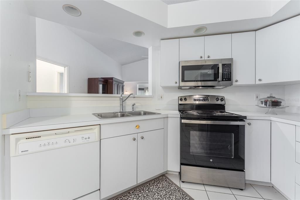 For Sale: $300,000 (2 beds, 2 baths, 1360 Square Feet)