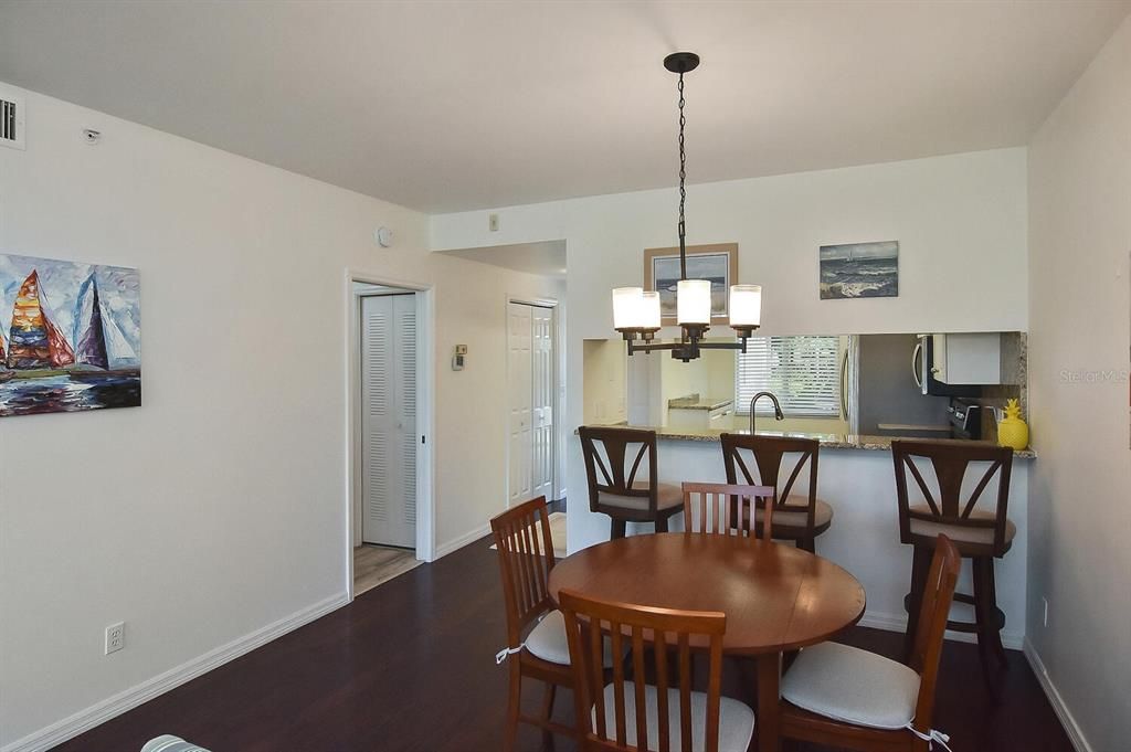For Sale: $269,900 (2 beds, 2 baths, 991 Square Feet)