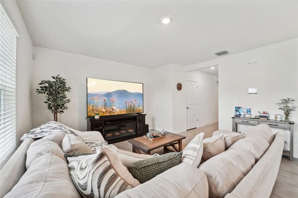 Active With Contract: $424,900 (3 beds, 2 baths, 1961 Square Feet)