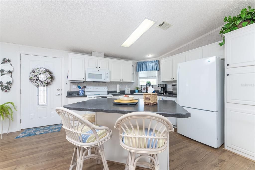 Active With Contract: $179,500 (2 beds, 2 baths, 1008 Square Feet)