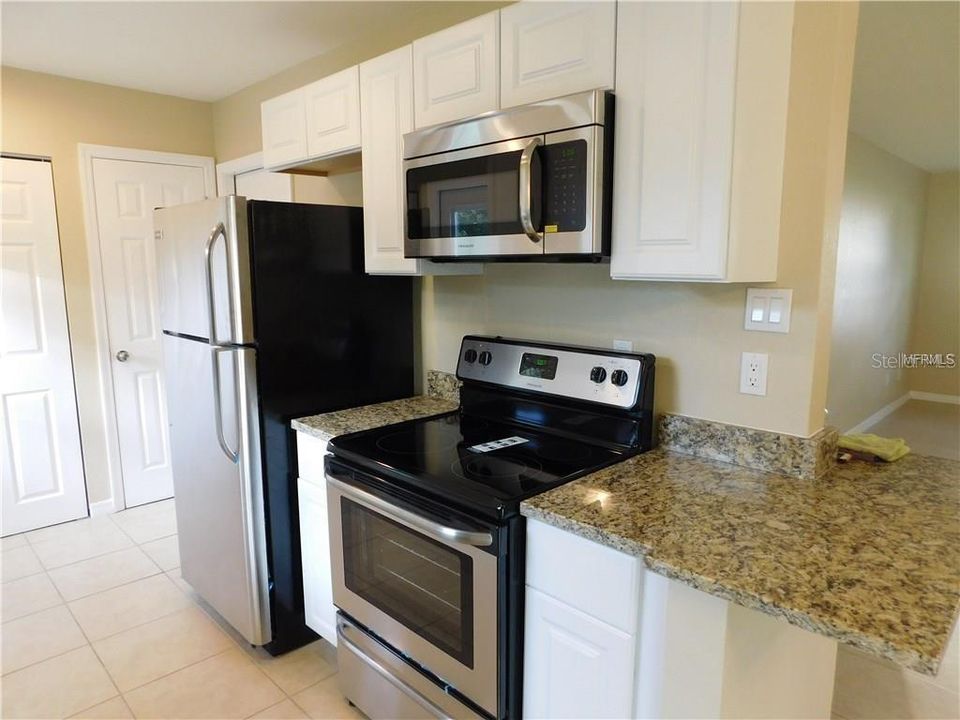 Active With Contract: $1,800 (2 beds, 1 baths, 888 Square Feet)