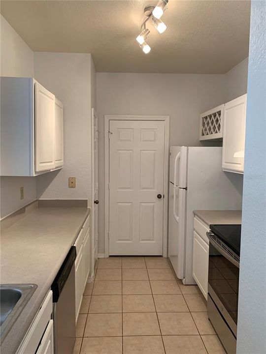For Sale: $179,900 (1 beds, 1 baths, 846 Square Feet)