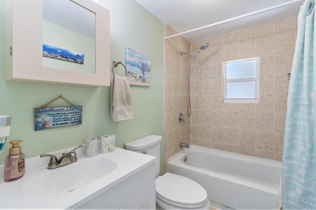 For Sale: $276,000 (2 beds, 1 baths, 528 Square Feet)