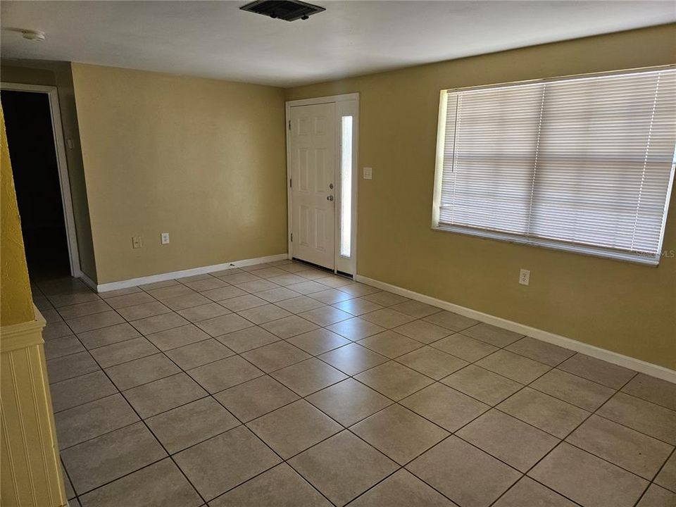 For Sale: $210,000 (2 beds, 1 baths, 840 Square Feet)